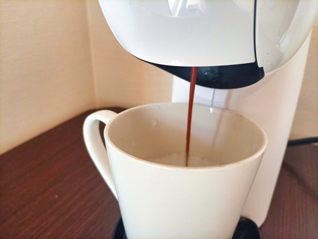 キャラメル マキアートのミルクへコーヒーを重ねて抽出する様子