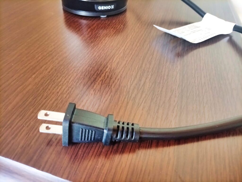 ジェニオ エス ベーシックの電源プラグと電源コード