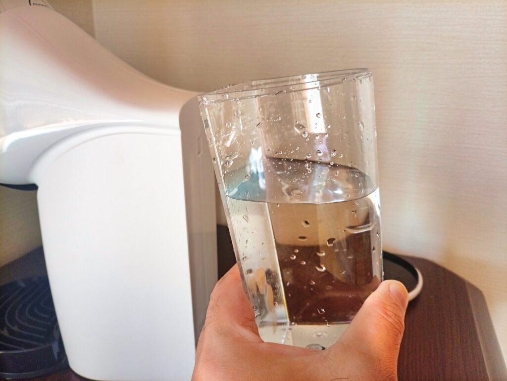 ジェニオ エス ベーシックの給水タンクへ新しい水を入れた様子