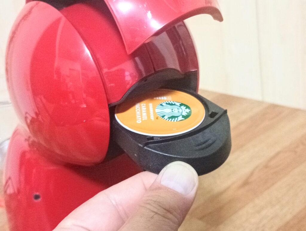 カプセルをセットしたホルダーをドルチェグスト ピッコロXSへ差し込む様子