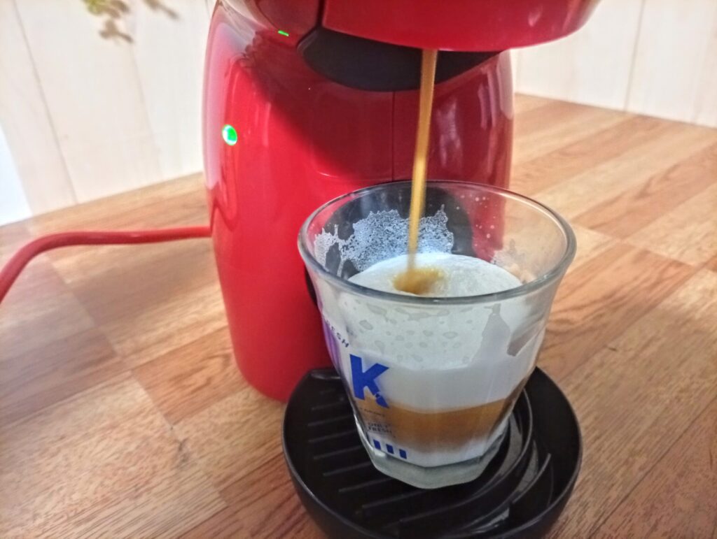 ドルチェグストでミルクとコーヒーの層ができている抽出途中