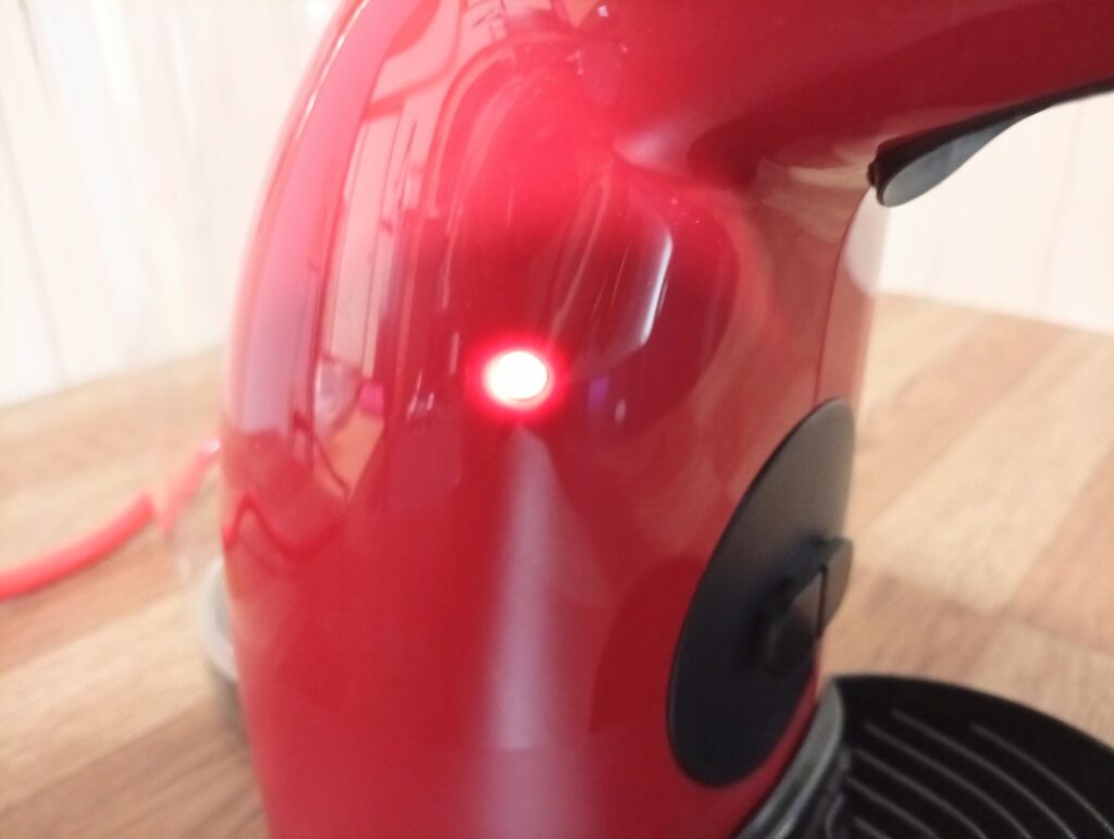 ドルチェグスト ピッコロXSの電源ランプが赤く点灯している加熱中の状態