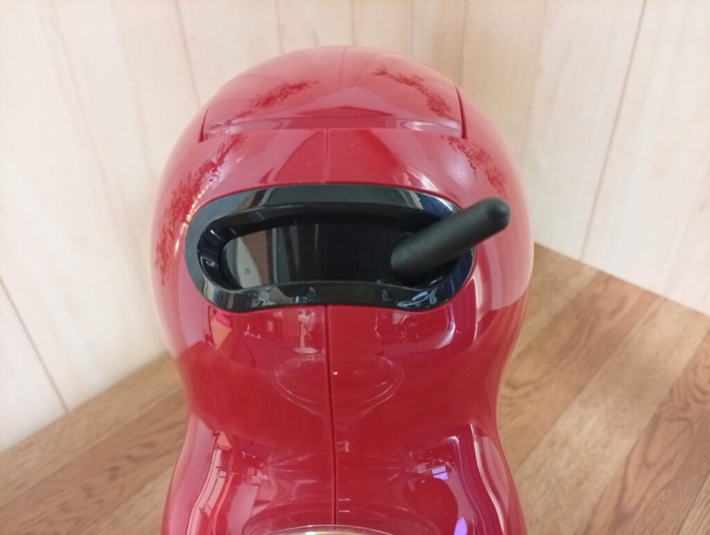 ドルチェグスト ピッコロXSの抽出レバーを常温水側に倒した状態