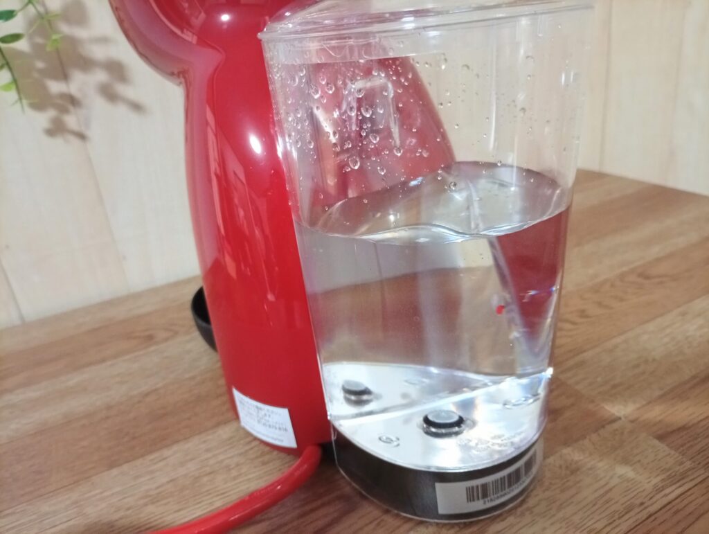 ドルチェグスト ピッコロXSの背面に水を入れた給水タンクを取り付けた状態