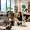 オフィス休憩室に設置された業務用コーヒーメーカーと快適な空間