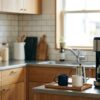 温かみのある日本のキッチンでコーヒーメーカーのある風景