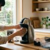 キッチンでコーヒーメーカーを丁寧に準備する日本人の手元、処分前のお手入れシーン