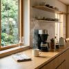 静かなコーヒーメーカーで淹れる朝のコーヒーと穏やかなキッチン風景