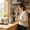 山善の3つのコーヒーメーカーを前に、朝のキッチンで比較検討する日本人女性。購入前の悩みに寄り添うアイキャッチ画像。