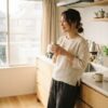 朝のキッチンに置かれた電動コーヒーメーカーのある暮らし