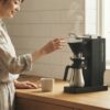 細身の電動コーヒーメーカーがある朝の日本人家庭のキッチン風景