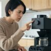 CM-D457のLEDインジケーターを真剣な表情で確認する日本人女性のトラブル診断シーン。
