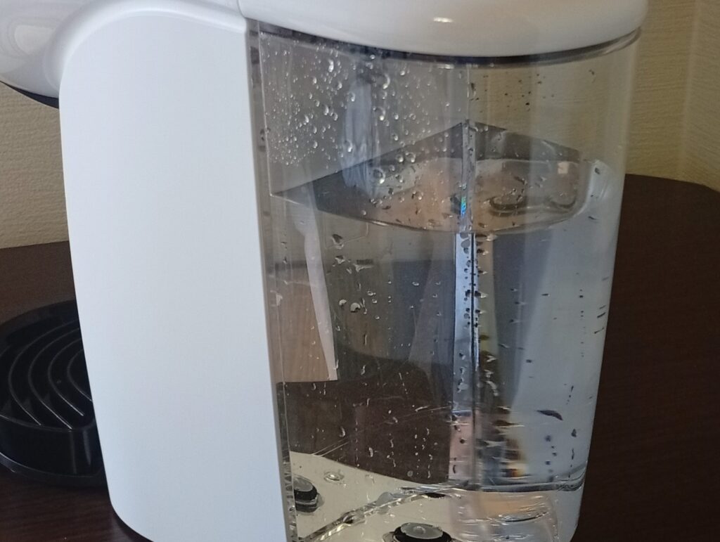 一人暮らしで使う量の水を入れたジェニオ エス ベーシックの給水タンク