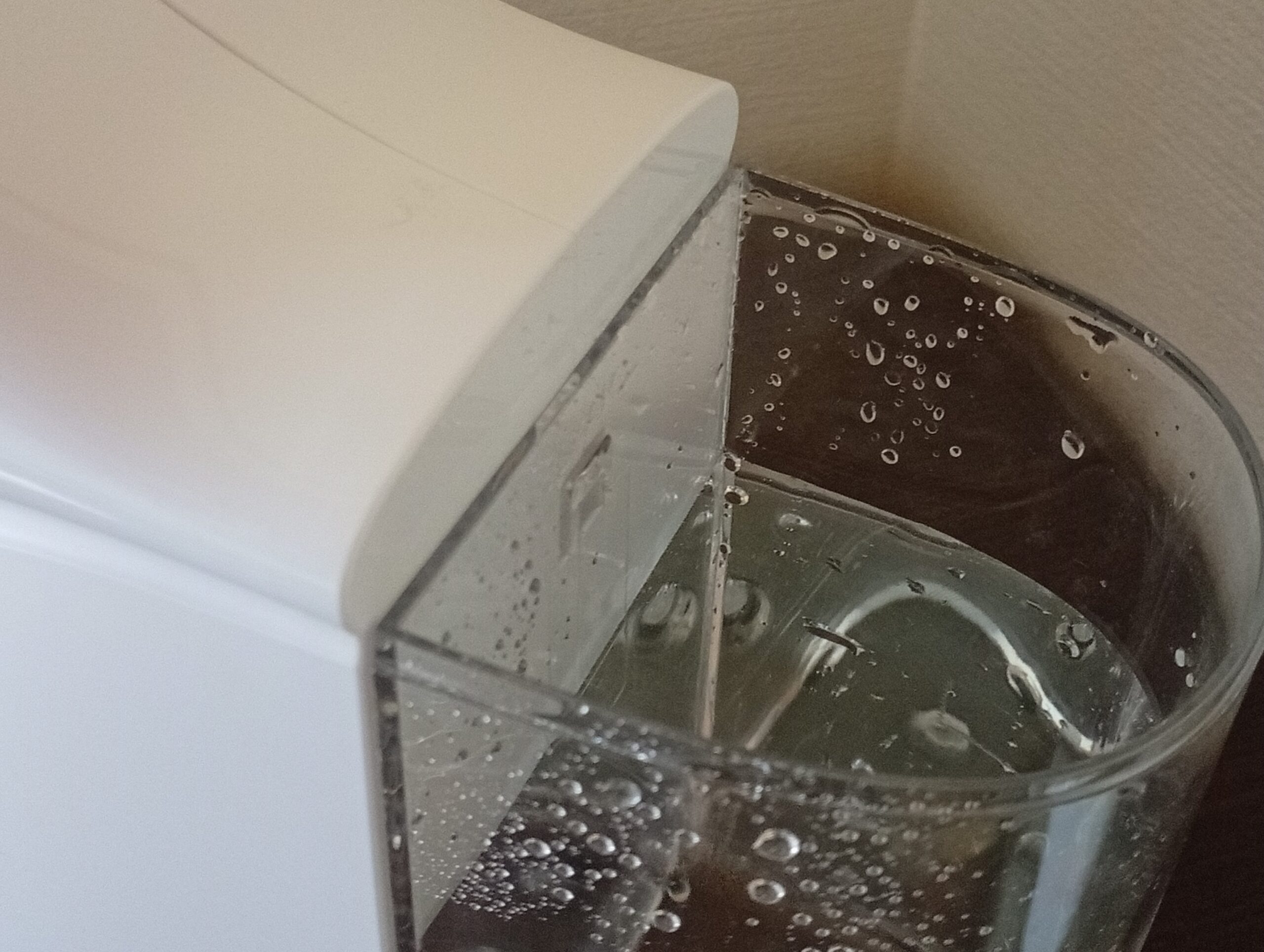 ドルチェグスト ジェニオ エス ベーシックの水が入った給水タンクを上から見た状態