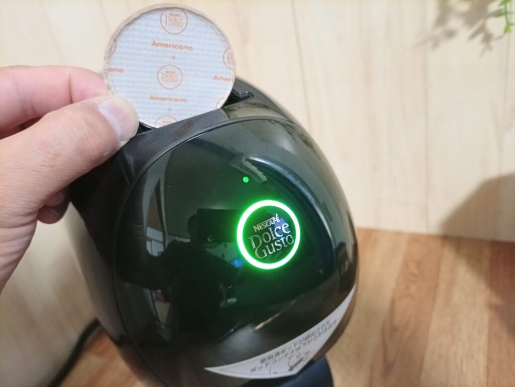 ドルチェグストNEO上部へラベルを正面にした紙製ポッドを入れる方法
