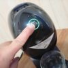 ドルチェグストNEOの正面にある緑色の抽出ボタンを押して抽出を始める様子