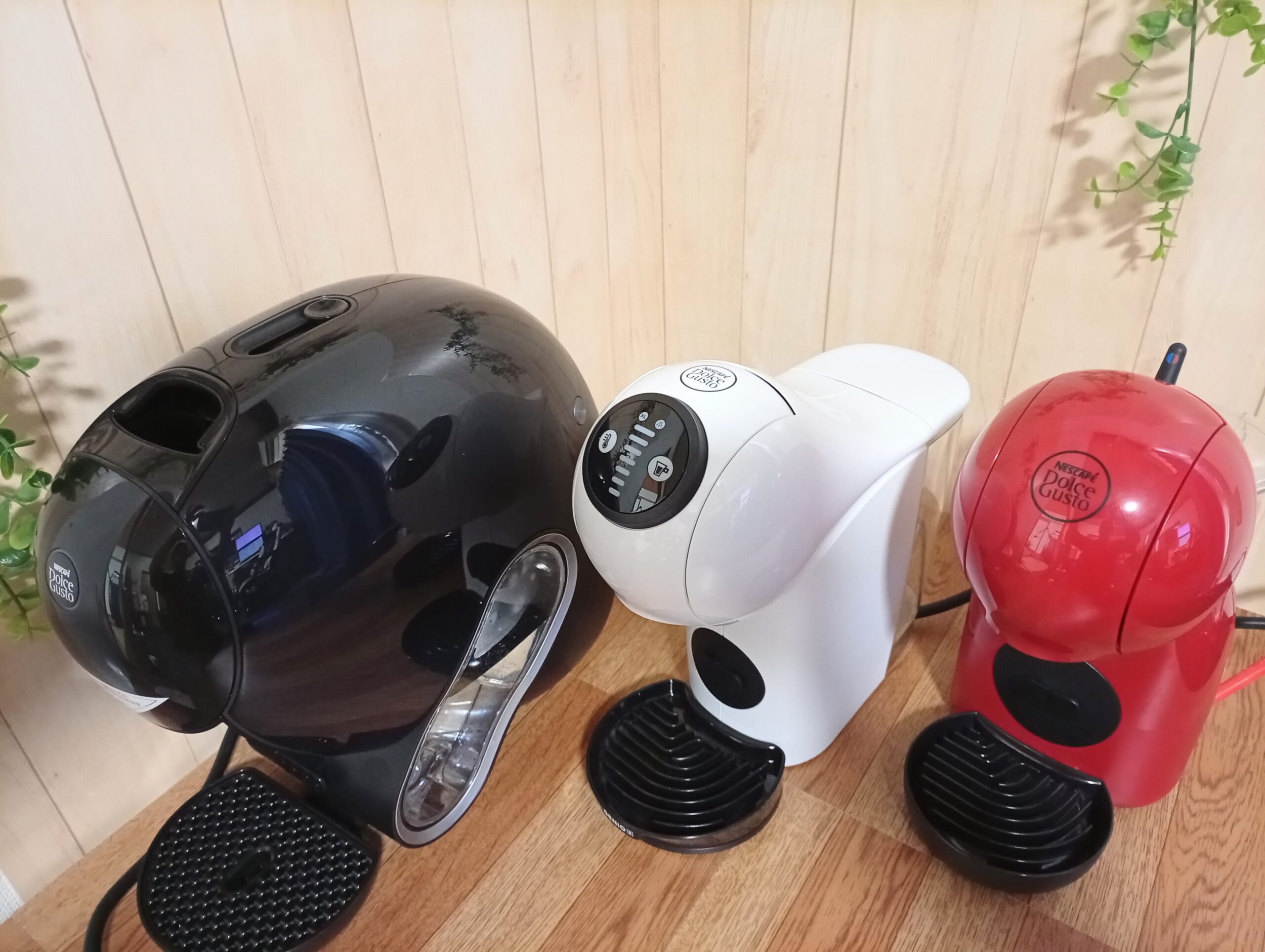 ドルチェグストNEOとジェニオエスベーシックとピッコロXSを斜め前から見たサイズ比較
