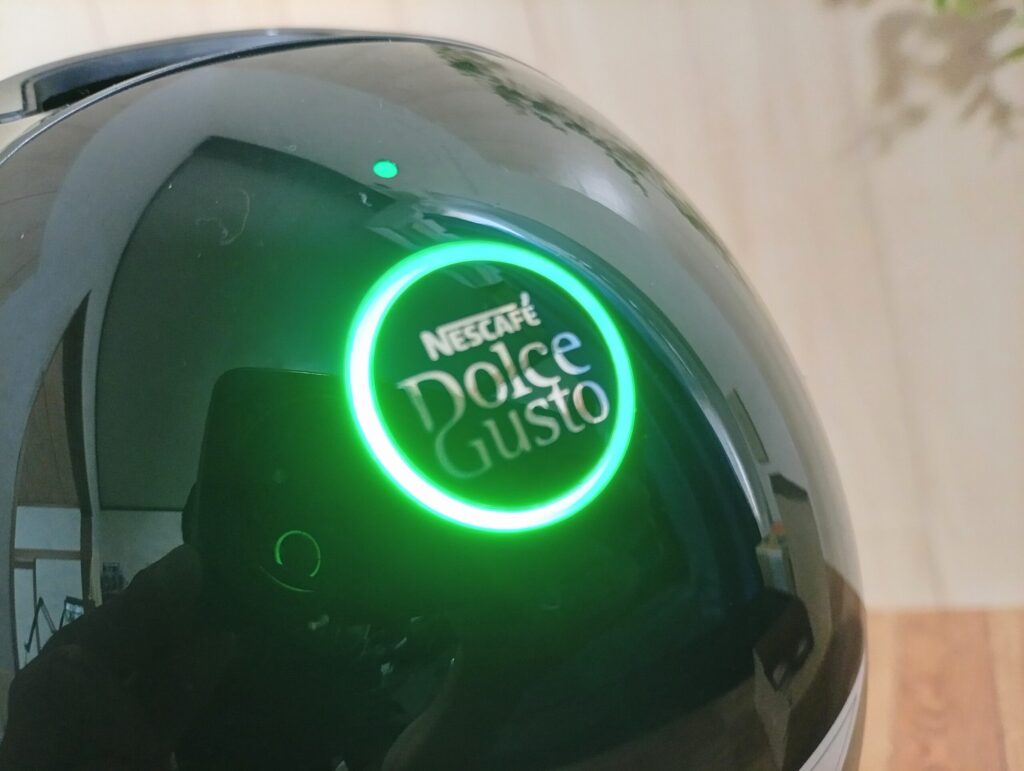 ドルチェグストNEOの正常待機時に緑色で点灯する抽出ボタン