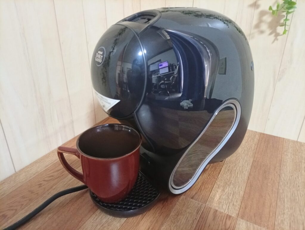 ドルチェグストNEOのカップトレイにマグカップを置いた状態