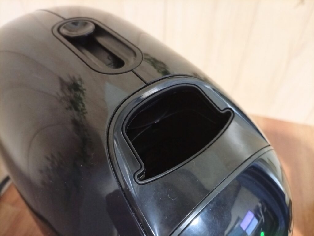 ドルチェグストNEOのスライダーを動かして開いた専用ポッド投入口