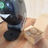 ドルチェグストNEO本体と開封した箱に入った専用の紙製コーヒーポッド