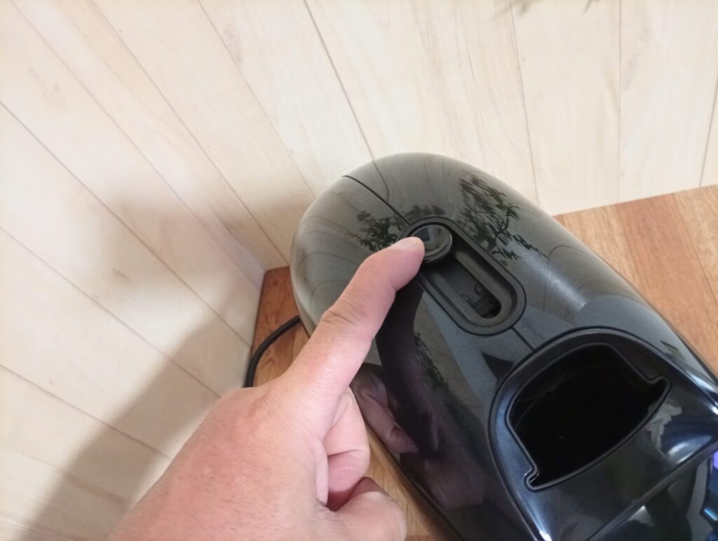 ドルチェグストNEO上部のスライダーと専用ポッド投入口