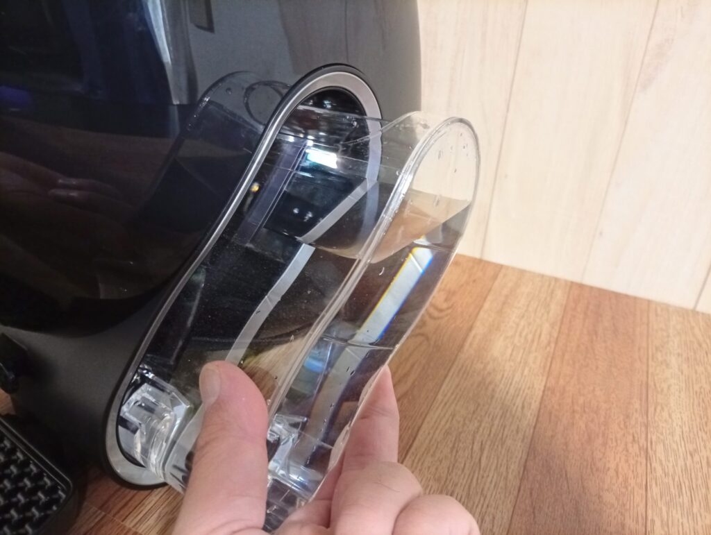 ドルチェグストNEOの本体側面から給水タンクを横へ取り外す方法