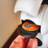 ジェニオ エス ベーシックにカプセルホルダーを差し込んでいる様子