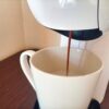 ジェニオ エス ベーシックでスターバックス キャラメルマキアートのコーヒーカプセルを抽出している様子