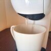 ジェニオ エス ベーシックでお湯をカップに抽出している様子