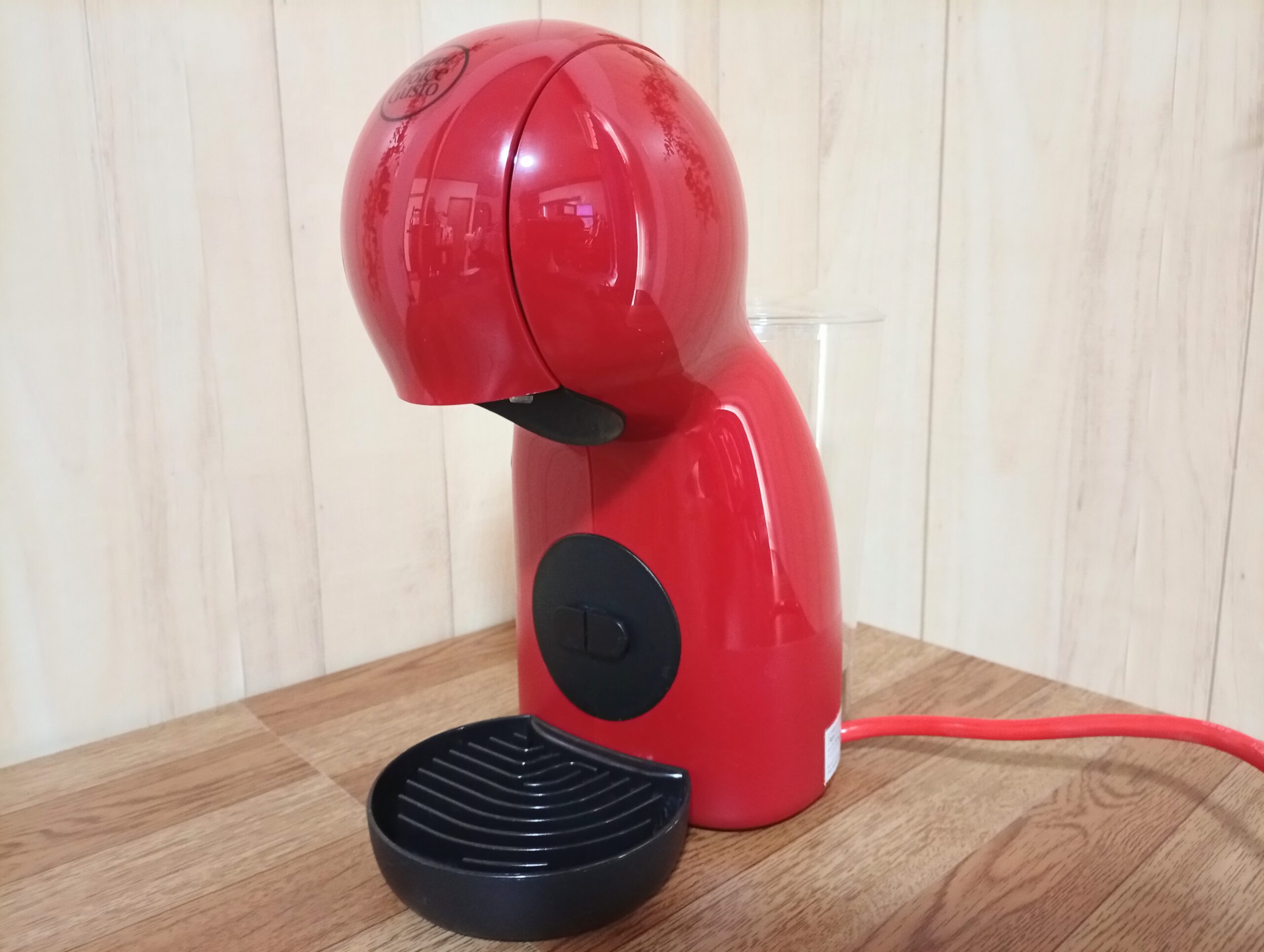 ドルチェグスト ピッコロXS レッドを斜め前から見た外観