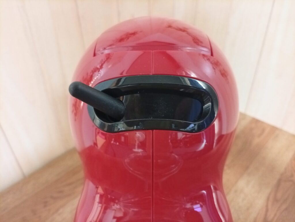 ピッコロXSの抽出レバーを温水側へ倒した状態