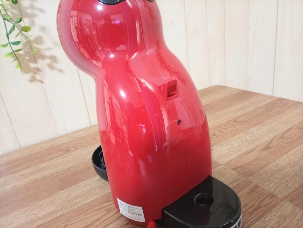 ドルチェグスト ピッコロXSから給水タンクを外した背面の接続部分